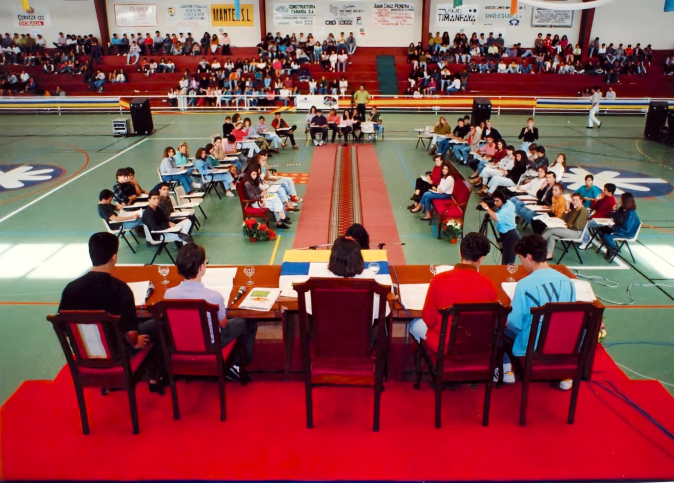 Parlamento Juvenil - Jóvenes participando en sesión parlamentaria